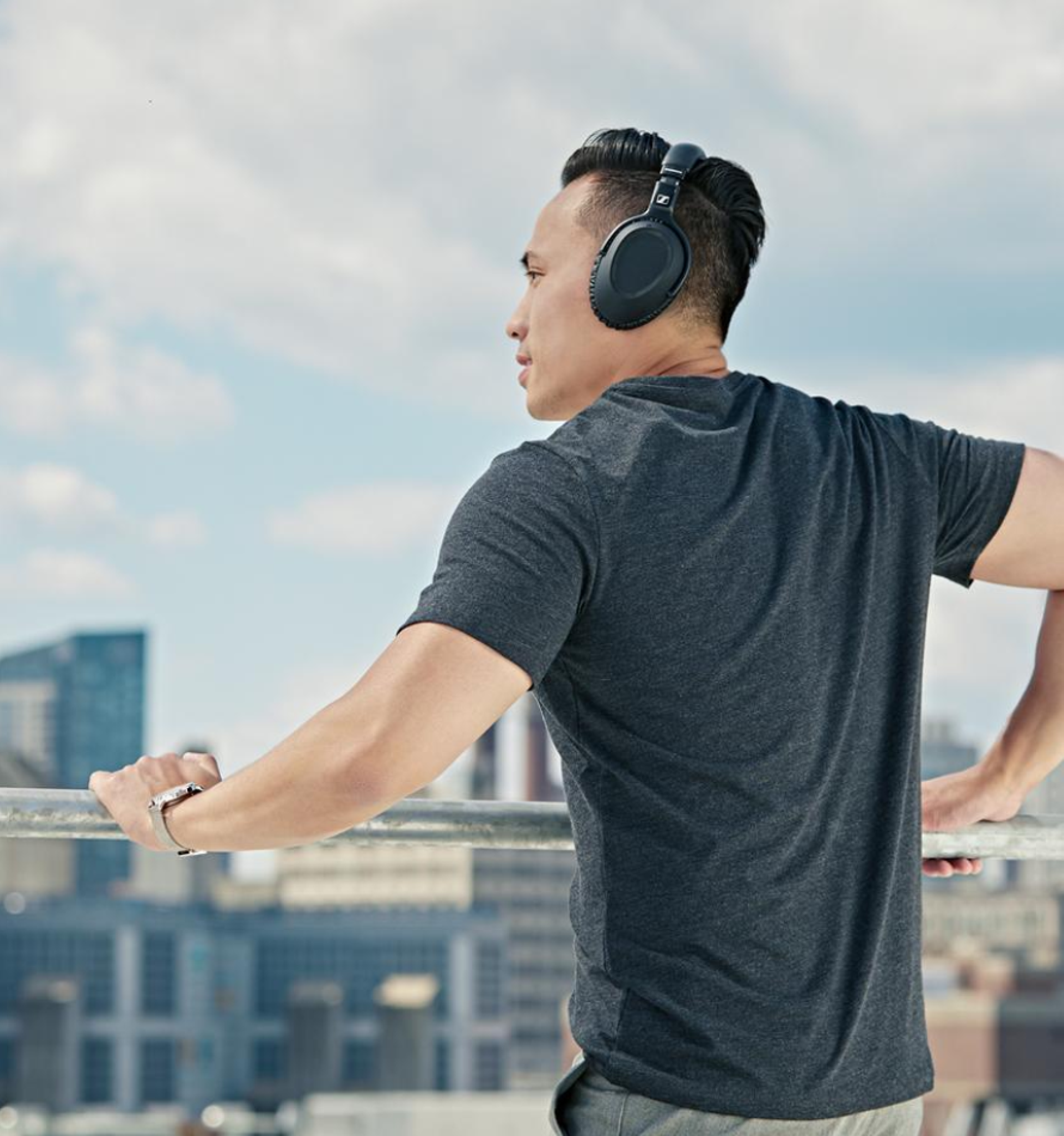 Man wearing PXC 550-II moise cancelling headphones