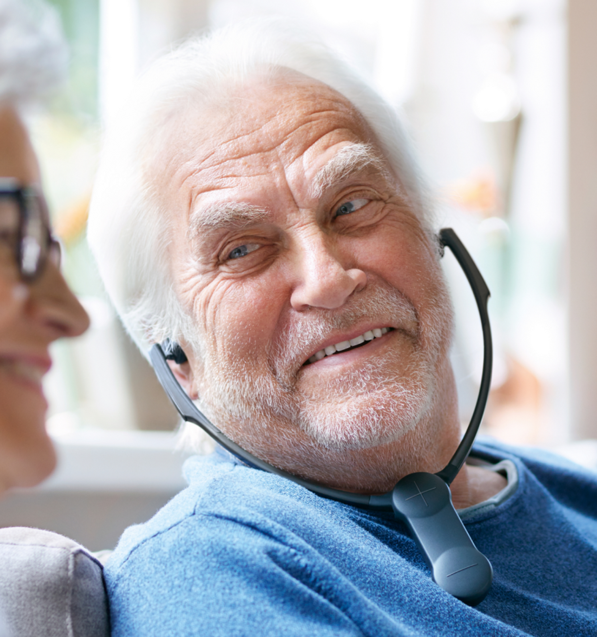 man with sennheiser headphones Set 860