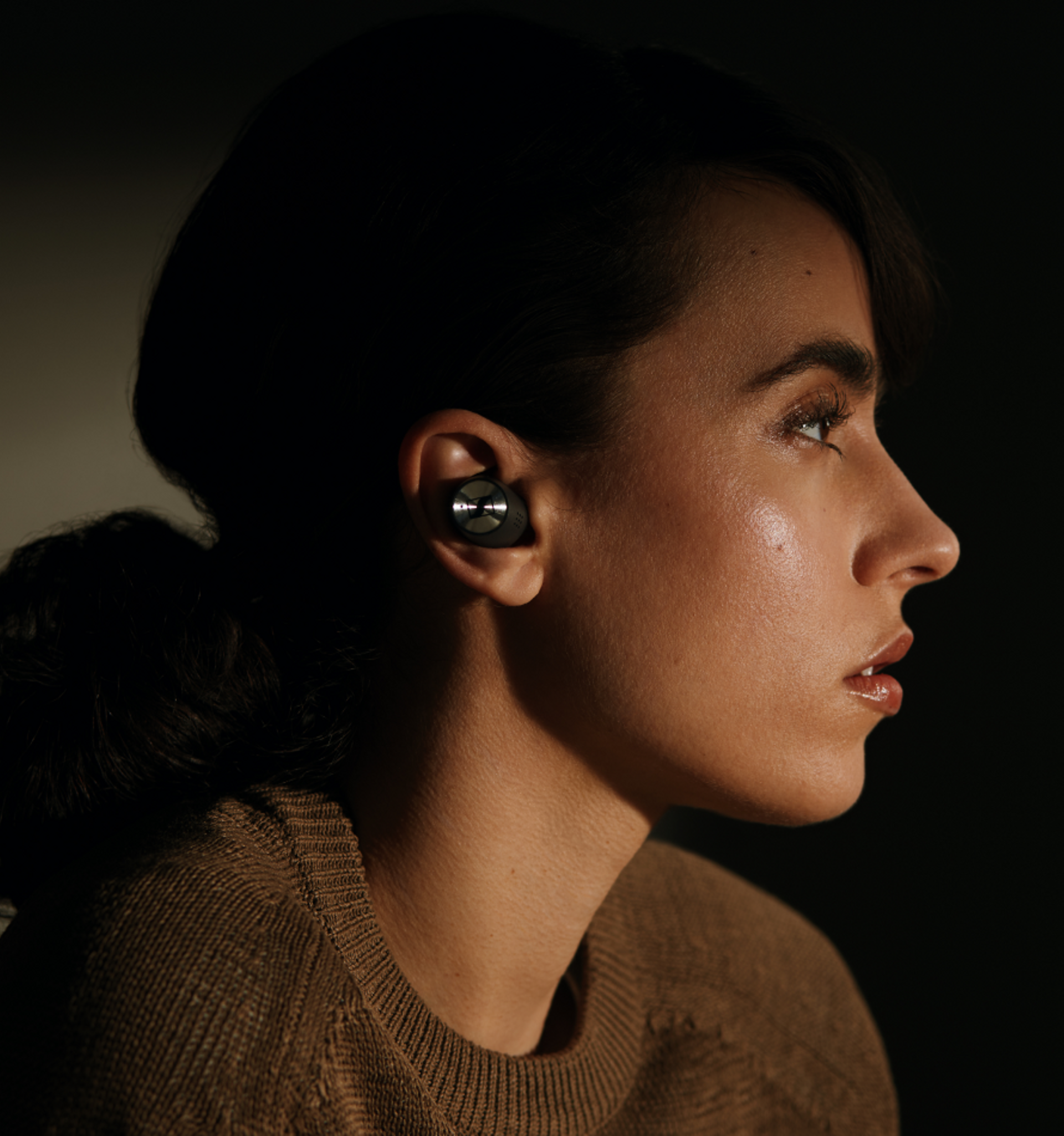 Woman wearing MOMENTUM True Wireless 2